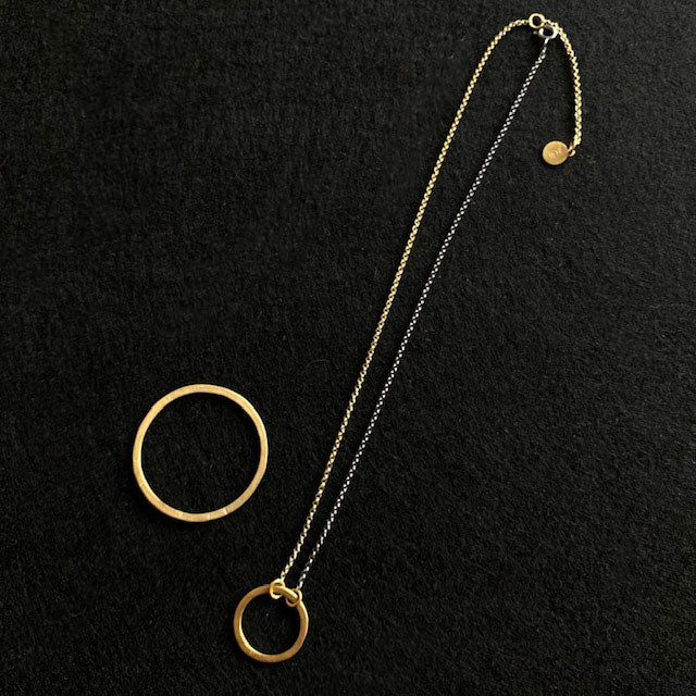La Cala 'M' collier court avec une chaîne argent plaqué or + ruthénium