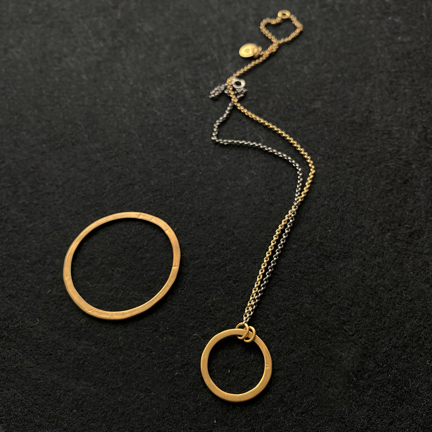 La Cala 'M' collier court avec une chaîne argent plaqué or + ruthénium