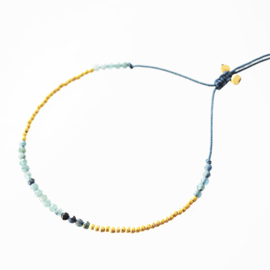 Bracelet sur fill blue gris avec tourmalines blues et mini perles