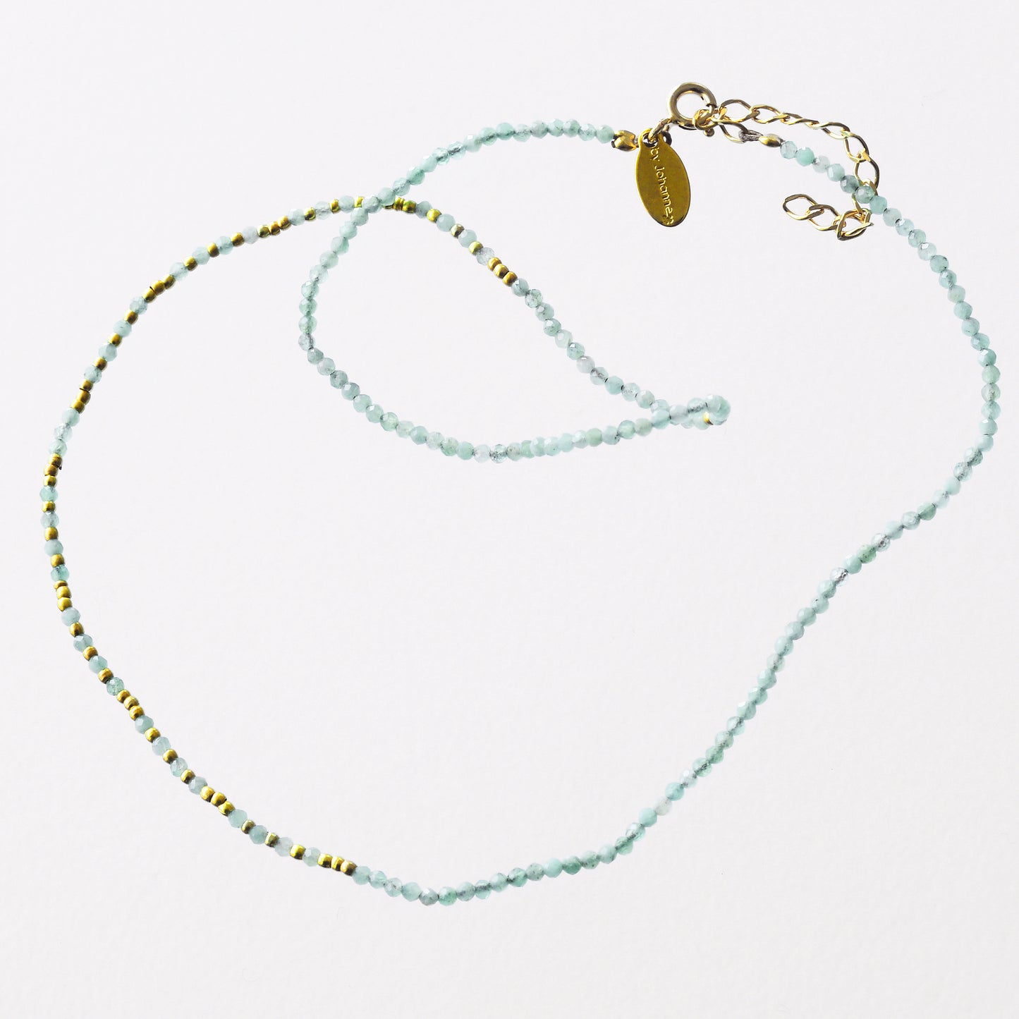 Collier émeraudes et mini perles dorées