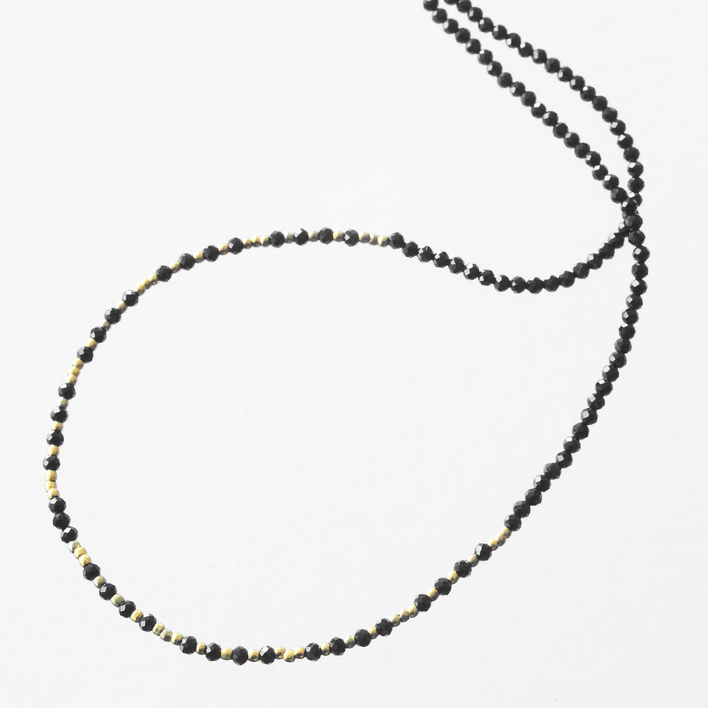 Collier black spinelles et mini perles dorées