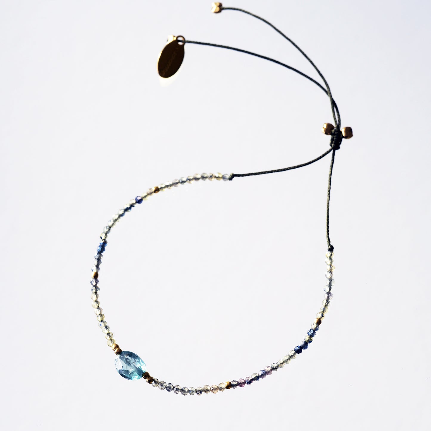Bracelet sur fil kaki avec bluevert saphirs 2mm +1 blue zircon oval au centre
